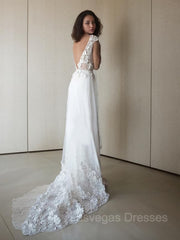 A-Line/Princess V-neck Sweep Train Tulle Wedding Dresses With Appliques Lace